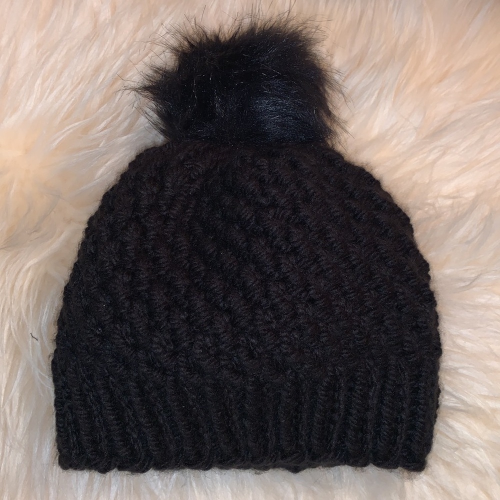 Hand knot toque removable pom NWOT